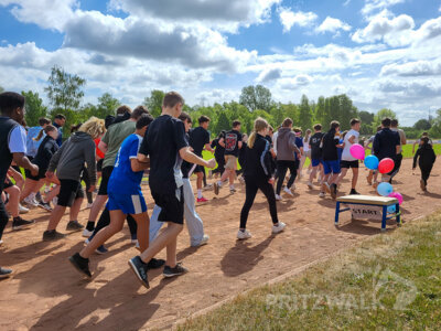 Siebtklässler beim Start: Die Schülerinnen und Schüler der Rochowschule hatten am Donnerstag einen Sponsorenlauf im Sportstadion. Foto: Stadt Pritzwalk (Bild vergrößern)