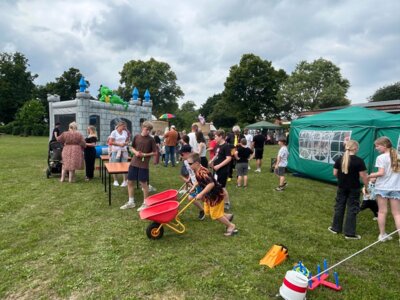 Schubkarrenrennnen war nur eine der Attraktionen beim Kinderfest in Göhlen