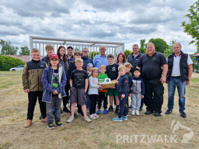 Bürgermeister Dr. Ronald Thiel übergab den Kindern und Jugendlichen von Sadenbeck beim Familienfest die neuen Fußballtore und brachte gleich noch einen neuen Fußball mit. Foto: Stadt Pritzwalk (Bild vergr&ouml;&szlig;ern)