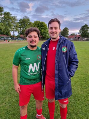 Jonas Lübeck (rechts) sorgte für den 2:1 Siegtreffer. Links daneben Elvedin Bibic. (Bild vergrößern)