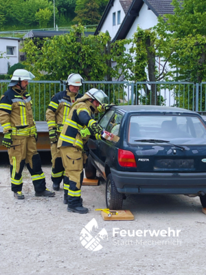Technische Hilfeleistung an einem Unfallfahrzeug während der Zugübung (Bild vergrößern)
