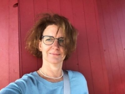 Foto zur Meldung: Lesereihe – „Sonntags um drei“ – Anja Hirsch liest „Was von Dora blieb“ am 29. Juni 2025