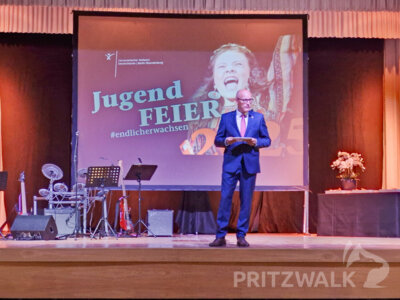 Bürgermeister Dr. Ronald Thiel gratulierte den Jugendlichen zu ihrer Jugendweihe im Kulturhaus. Foto: Stadt Pritzwalk (Bild vergr&ouml;&szlig;ern)