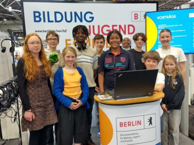 Die Mitglieder des KJP an ihrem Infostand für die Senatsverwaltung. Foto: KJP