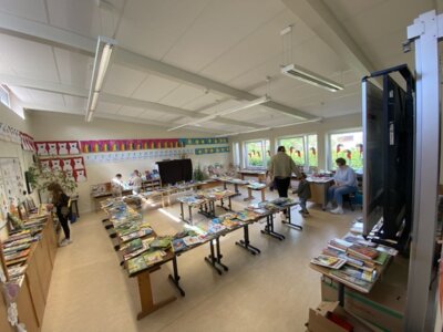 Bücherstand mit Frau Henken