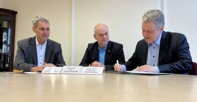 v.l.: Micheal Grubert, Thomas Schmidt und Bernd Albers bei der Unterzeichnung des Kooperationsvertrags