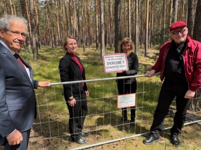 Landrat Halard Altekrüger, stellvertretende Amtstierärztin des Landkreises Oberspreewald-Lausitz Laura Schuster, stellvertretende Amtstierärztin des Landkreises Spree-Neiße Kathrin Thiele und Staatssekretär Gregor Beyer (Bild © Matthias Bruck/MLEUV ) (Bild vergrößern)