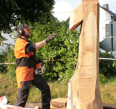 An vielen Stellen im Dorf zeugen Kunstwerke mit der Motorsäge von Arnes Wirken. Zahlreiche „Brennholzwürmer“ aus dem Dorf und der Region haben bei ihm erste Schnitte mit der Kettensäge erlernt.             Text und Foto-Repro: Arnd Witzky / Ortsaktive