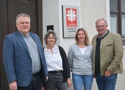Auf dem Bild von links: Markus Dietl (Geschäftsführer), Susanne Klein (Leiterin Suchtberatung), Sylvia Dachser (Kathi 2.0) und Wilhelm Knoll (1. Vorsitzender)