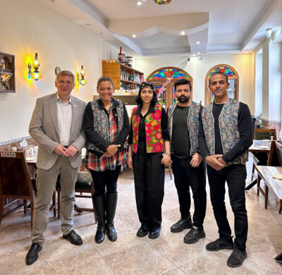 Bürgermeister Dr. Oliver Hermann (I) mit Inhaber Ehsan Dehghani (2.v.r) und dem Team des Restaurants „Shah Neshin“ I Foto: Gabriele Hahn (Bild vergrößern)