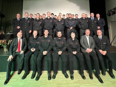 Kameradinnen und Kameraden sowie Kolleginnen und Kollegen der Feuerwehr mit Bürgermeister Thomas Schmidt (v.l.) und Sebastian Rüter, Landtagsabgeordneter (vorne, 2. v.r.)