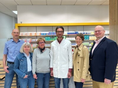 v.l.n.r. Hartmut Rau (Seniorenbeirat), Monika Klaer (Seniorenbeirat) Christa Zwilling (Seniorenbeirat), Mike Beyer (Inhaber Sonnen Apotheke), Katja Heidel (RGV), Olaf Binek (RGV)
