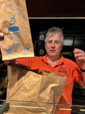 Unser Foto zeigt Herrn Ackermann von der Dorfbäckerei Ackermann in Bliesmengen-Bolchen, der sich begeistert an der Aktion beteiligt.