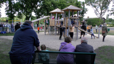 Foto zur Meldung: Spielplatz am Skateplatz in Lauchhammer-Ost feierlich eröffnet