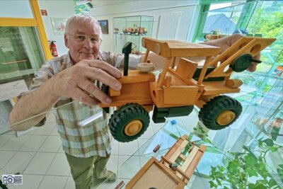 „Volle Fahrt voraus" – faszinierende Holzautos im Auerbacher Stadtmuseum (Bild vergrößern)