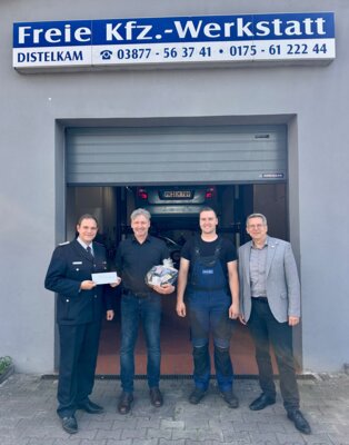 (v.l) Ortswehrführer Robert Kaliske, Jörg und Erik Distelkam und Bürgermeister Dr. Oliver Hermann I Foto: Gabriele Hahn (Bild vergrößern)