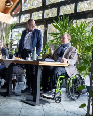 Thüringer Umweltminister Tilo Kummer neben dem Vorsitzenden Florian Meusel bei der Mitgliederversammlung (Bild vergrößern)