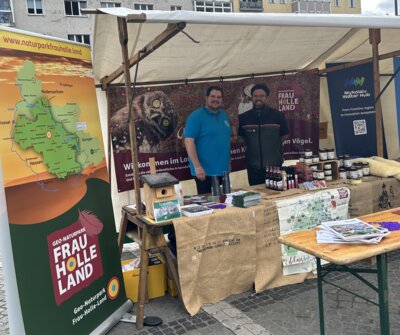 v. l.: Martin Kliebisch (Werra-Meißner-Kreis) und Till Montag (Geo-Naturpark Frau-Holle-Land) am Infostand (Bild vergrößern)