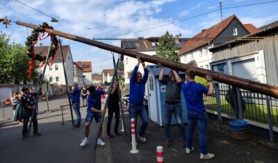 Schöner Maibaum ziert Usenborner Dorfmitte (Bild vergr&ouml;&szlig;ern)