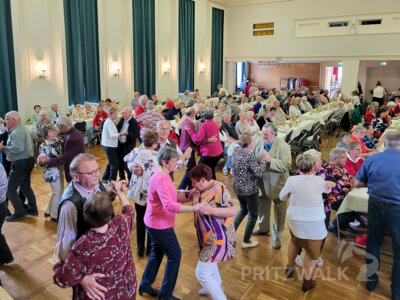 Volle Tanzfläche: Einen entspannten Nachmittag erlebten die Seniorinnen und Senioren bei der Festveranstaltung zur Brandenburgischen Seniorenwoche im Kulturhaus. Foto: Stadt Pritzwalk (Bild vergr&ouml;&szlig;ern)