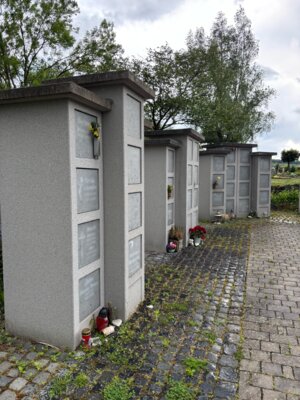 Urnenwände: Regelungen für Blumenschmuck und Grabschmuck (Bild vergr&ouml;&szlig;ern)