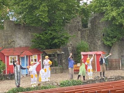 Theater unter freiem Himmel: Lachen, Lollis und ein bisschen Regen (Bild vergrößern)