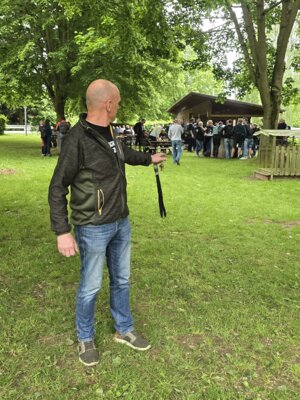 Sichtlich zufrieden schaut Uwe auf das bunte Treiben rund um den Sportplatz