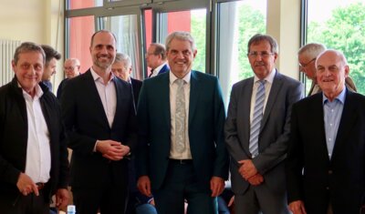 v. l. n. r. Achim Schwickert (Landrat des Westerwaldkreises), Clemens Hoch (Minister für Wissenschaft und Gesundheit des Landes Rheinland-Pfalz), Guido Wernert (Geschäftsführer des Evang. Krankenhauses Dierdorf/Selters), Jürgen Ecker (kfm. Direktor DRK Krankenhaus Hachenburg) und Rolf-Peter Leonhardt (Verwaltungsratsvorsitzender des Evang. Krankenhauses Dierdorf/Selters)
