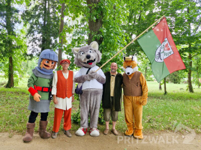 Willy Wolf, Räuber Heine Klemens und der Knieperfuchs nahmen zusammen mit Bürgermeister Dr. Ronald Thiel und Amtsleiter Jan Waldmann am Meyenburger Festumzug teil. Foto: Stadt Pritzwalk (Bild vergr&ouml;&szlig;ern)