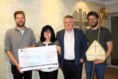 Auf dem Bild von links: Andreas Däubler, Corina Sonea (Lernhilfe Caritas), Markus Dietl (Geschäftsführer) und Richard Huber