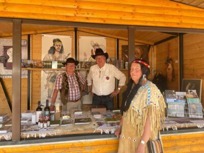 Uwe Gleißberg und Erich Homilius im Gespräch mit einer Hobbyindianerin aus der Oberlausitz (Foto: privat) (Bild vergrößern)
