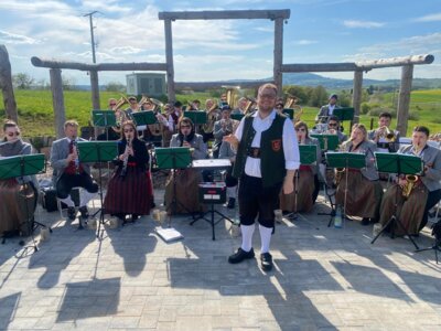 Bereits gut aufeinander eingespielt. Die Spielgemeinschaft Schondra-Schönderling hier bei einem Auftritt in der Herzi-Alm in Schondra mit dem Schönderlinger Dirigenten Christian Gerlach. Foto: Fabian Scheller