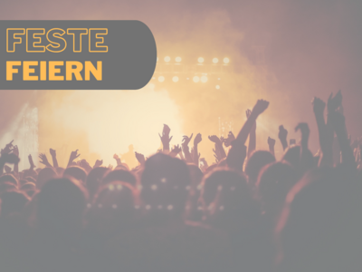 Eine Menschenmenge steht vor einer Bühne und hebt die Hände. (Bild vergrößern)