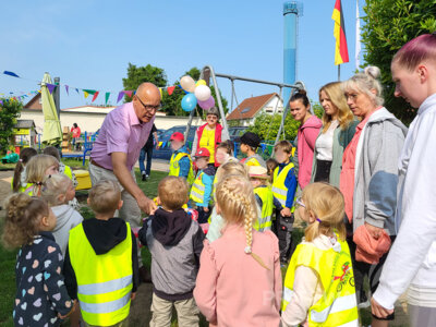 Bürgermeister Dr. Ronald Thiel gratuliert zum Kita-Geburtstag. Zu Gast war auch die Kita AllerHand.Foto: Stadt Pritzwalk (Bild vergr&ouml;&szlig;ern)