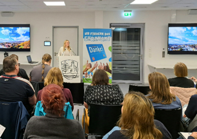 Catharina Schill, Mitarbeiterin des Kreis-Gesundheitsamts, belehrt die Ehrenamtlichen zum Umgang mit Lebensmitteln und Hygiene nach dem Infektionsschutzgesetz. (Bild vergrößern)
