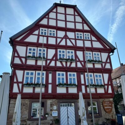 Blumenschmuck am Rathaus angebracht (Bild vergrößern)