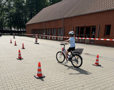 Radfahrttraining vor dem Bürger- und Kulturhaus (Bild vergrößern)