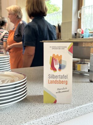 Gesellige Runde am gedeckten Tisch