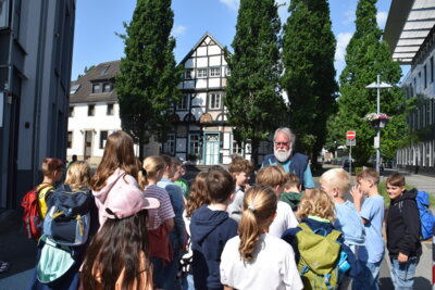 Klasse 4 erlebt eine Stadtführung (Bild vergrößern)