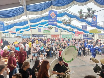 Im gut besuchten Festzelt sorgten die Musikzüge für die richtige Stimmung (Bild vergrößern)