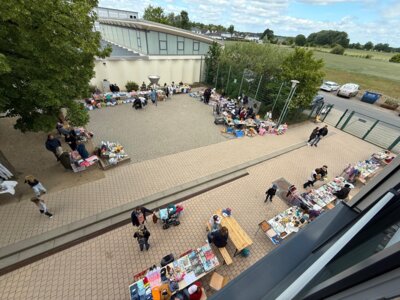 iKb-Flohmarkt auf dem Schulhof (Bild vergrößern)
