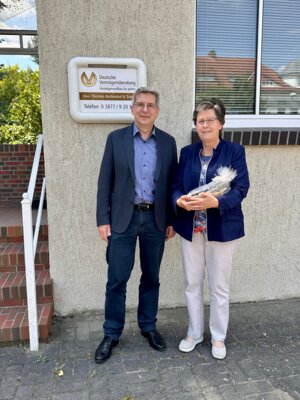Bürgermeister Dr. Oliver Hermann gratulierte Heike Burmeister herzlich zu ihrem 25-jährigen Firmenjubiläum I Foto: Gabriele Hahn (Bild vergrößern)