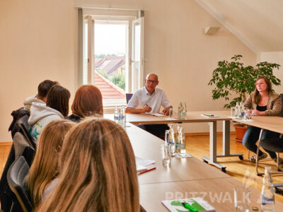 Bürgermeister Dr. Ronald Thiel erläuterte den Neunklässlern, welche Möglichkeiten der Ausbildung sie in der Stadtverwaltung haben. Foto: Stadt Pritzwalk (Bild vergr&ouml;&szlig;ern)