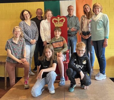 Vorlesekinder und Jurymitglieder (von links: Frau Kong (Leiterin der Bücherei Barmstedt, Frau Rade (Lehrkraft), Herr Madsen, Frau Madsen (Rotary Club Elmshorn), Herr Nommensen (Mentor - Der Leselernhelfer Kreis Pinneberg, Frau Großcurth (Lehrkraft) und Frau Rudolph (Mentor- Der Leselernhelfer Kreis Pinneberg))