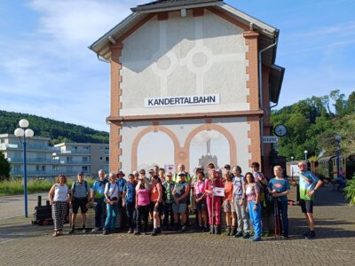 Wandergruppe vor dem Start der Schlussetappe am Bahnhof Kandern (Bild vergrößern)