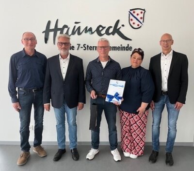 Von links: Leiter des Gemeindebauhofs Gert Otter, Bürgermeister Stephan Bolender, Michael Rübenstahl, Ehefrau Michaela Rübenstahl und Büroleiter Heiko Englert