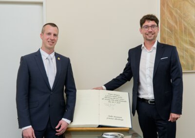 Zlins Bürgermeister Jiři Korec (links) und Oberbürgermeister André Neumann. Dem Altenburger Gast wurde die Ehre zuteil, sich ins Goldene Buch der Stadt eintragen zu dürfen. Foto: Susanne Stützner (Bild vergrößern)