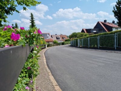 Der Fahrbahnbelag der Sperberstraße wurde zum Abschluss der Maßnahmen asphaltiert. Foto: C. Bettels (Bild vergrößern)