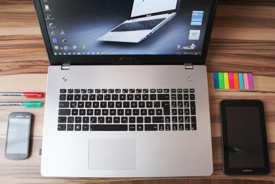 https://pixabay.com/de/photos/b%C3%BCro-smartphone-tablet-laptop-626096/