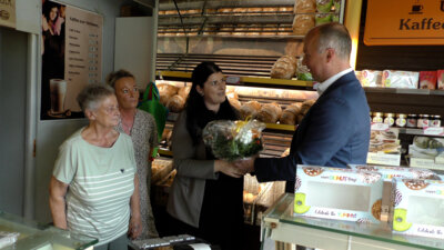 Oma. Mutti und Partner, die ganze Familie Josephine Noack bei der Arbeit in der Bäckerei